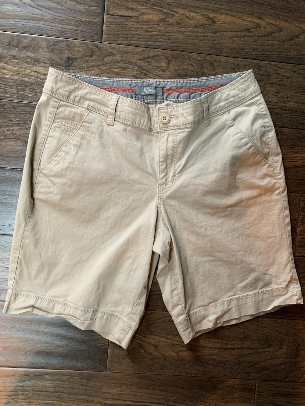 Nautica Men's Classic Beige Flat Front Shorts.Pre-owned. Size:8. Waist:31.